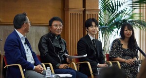 Soo-Man Lee แห่ง SM Ent. ได้รับเชิญให้เป็นวิทยากรหลัก ขึ้นบรรยายหัวข้อ ‘วิสัยทัศน์ในอนาคตของ K-Pop’  ในการประชุม Korean Studies ของมหาวิทยาลัยสแตนฟอร์ด  #LEESOOMAN #이수만 #SM #SMentertainment