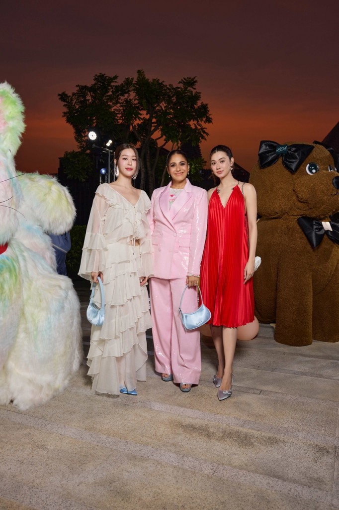 004 Your Daily D.O.S.E of Joy (กลาง) สุวิตา และนักแสดงสาวทั้งสองท่าน