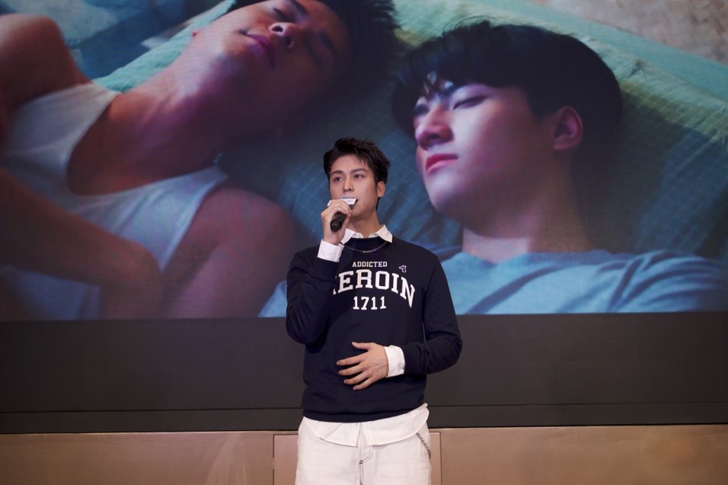 004ออกัสโชว์ร้องเพลงดอกไม้ไฟ