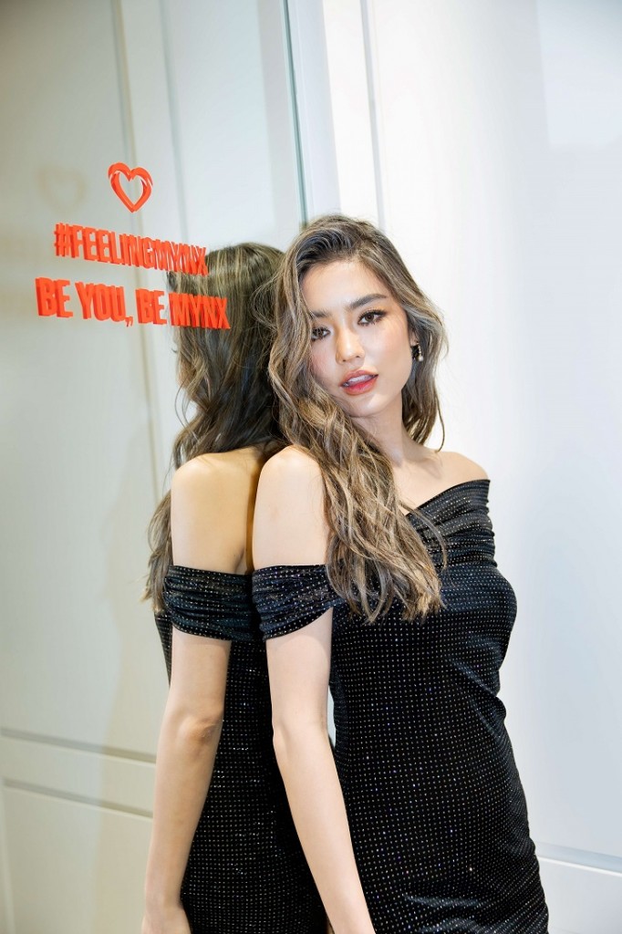 010 โยเกิร์ต - ณัฐฐชาช์ บุญประชม (Glitter Velvet Off Shoulder Midi Dres