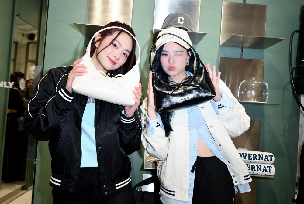 02 แอลลี่ เชอแตม ทำกิจกรรมถ่ายfashion setภายในแฟลกชิปสโตร์CVN08