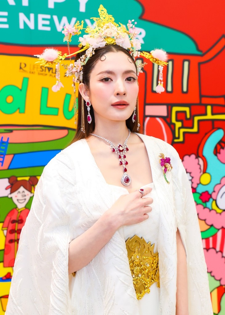 03 - แอฟ-ทักษอร เผยโฉมงามสง่าดั่งราชินีมังกรขาว