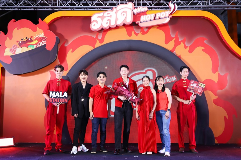 03_ภาพหมู่บนเวที