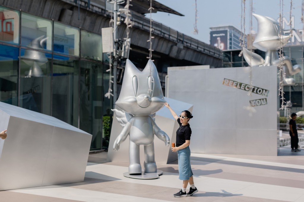 08.นักท่องเที่ยวสามารถมาเยี่ยมชมและถ่ายภาพกับผลงาน ณ พาร์ค พารากอน