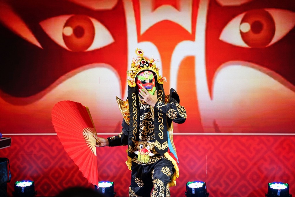 1 การแสดงเปลี่ยนหน้ากาก จากเมืองสุขสยาม