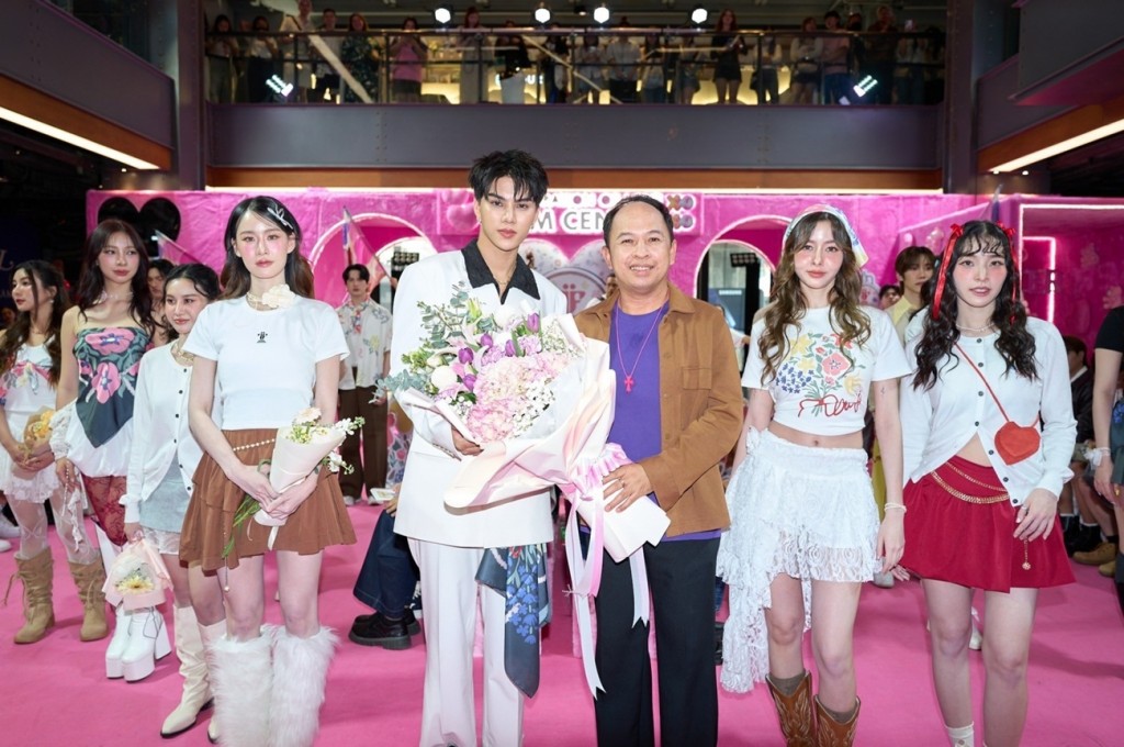 1. ผู้บริหารสยามเซ็นเตอร์ แสดงความยินดีกับ _0