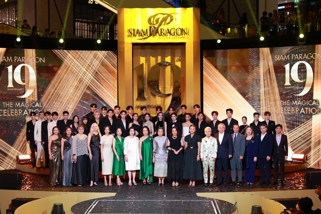 1. ผู้บริหารและเหล่าศิลปิน-ดาราร่วมเฉลิมฉลองครบรอบ 19 ปี สยามพารากอน