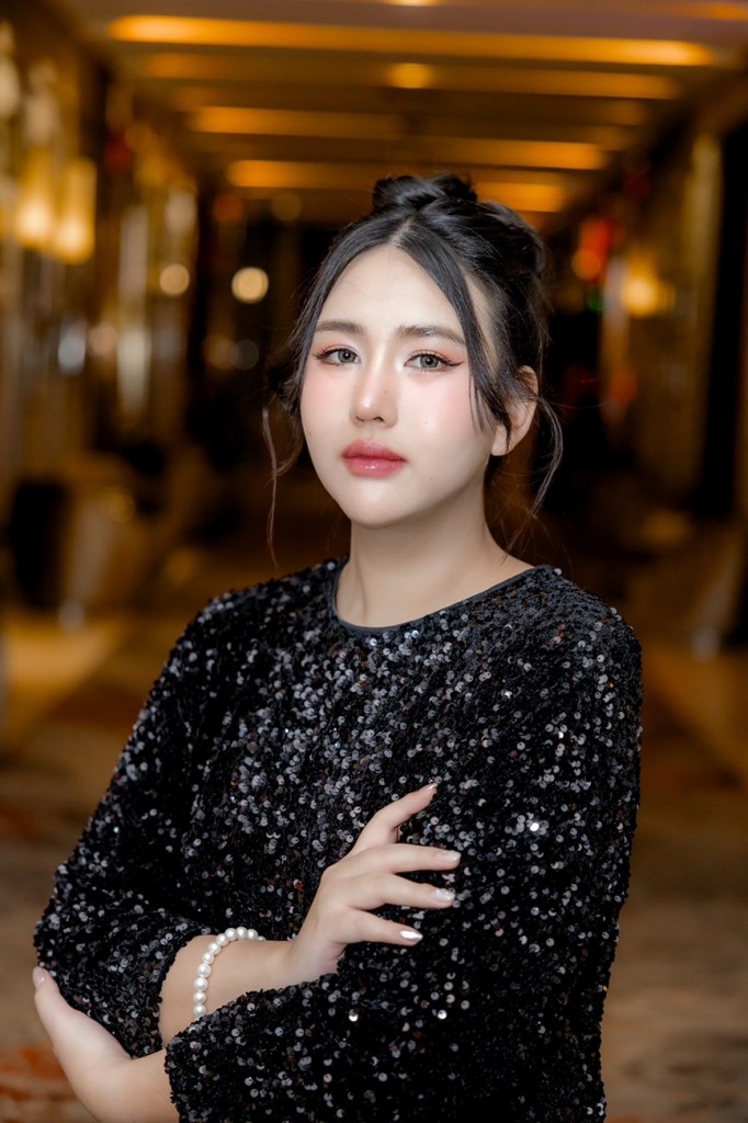 1. ยู - กมล รุททองจันทร์ กรรมการบริหาร บริษัท