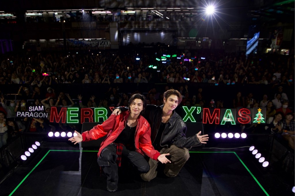 1.กลัฟ-คณาวุฒิ และ ไบร์ท-วชิรวิชญ์ ร่วมฉลองคริสต์มาสสุดยิ่งใหญ่ “SIAM PARAGON THE MAGICAL CELEBRATION”