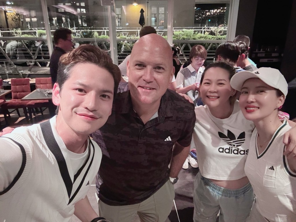 10. เต๋า และ ติ๊ก ถ่ายภาพกับแขกในงานเปิดตัวรองเท้ากอล์ฟ Adidas