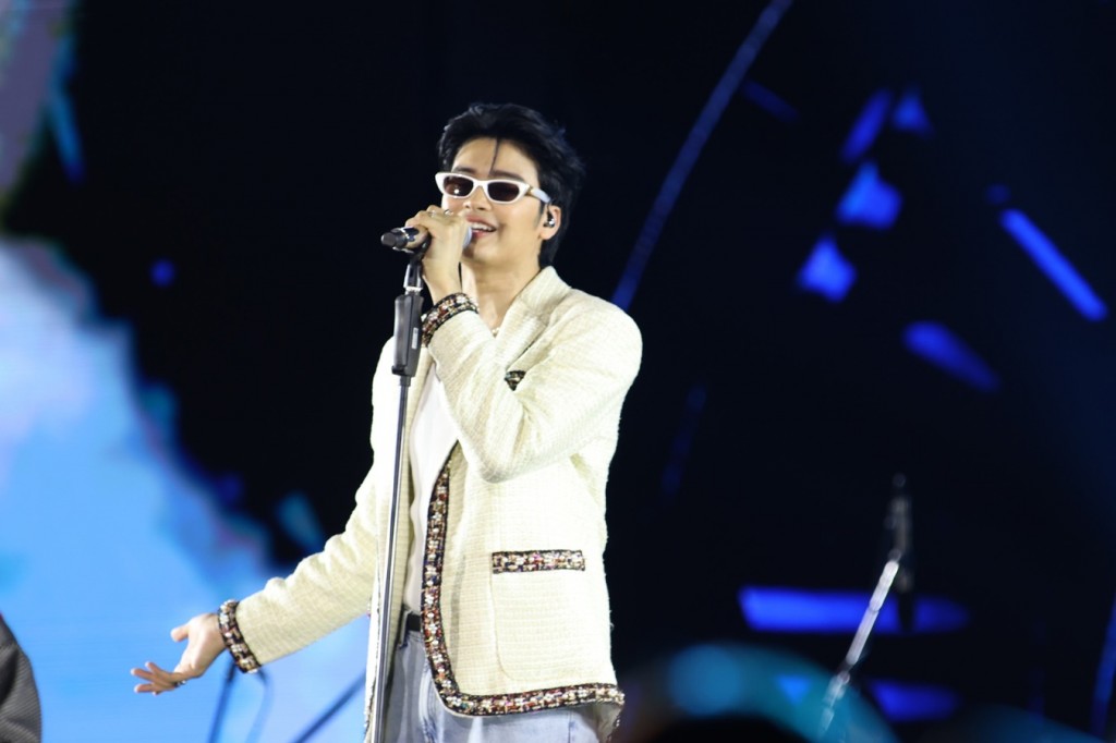 (11) ศิลปินร่วมงานคับคั่ง