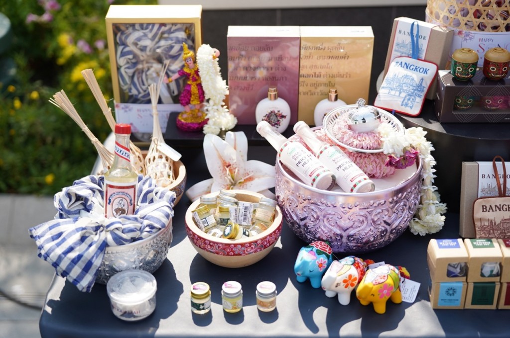 11. งานหัตถศิลป์ ของที่ระลึกสุดพิเศษสำหรับปีใหม่ไทย และสินค้าคลายร้อนอีกมากมาย