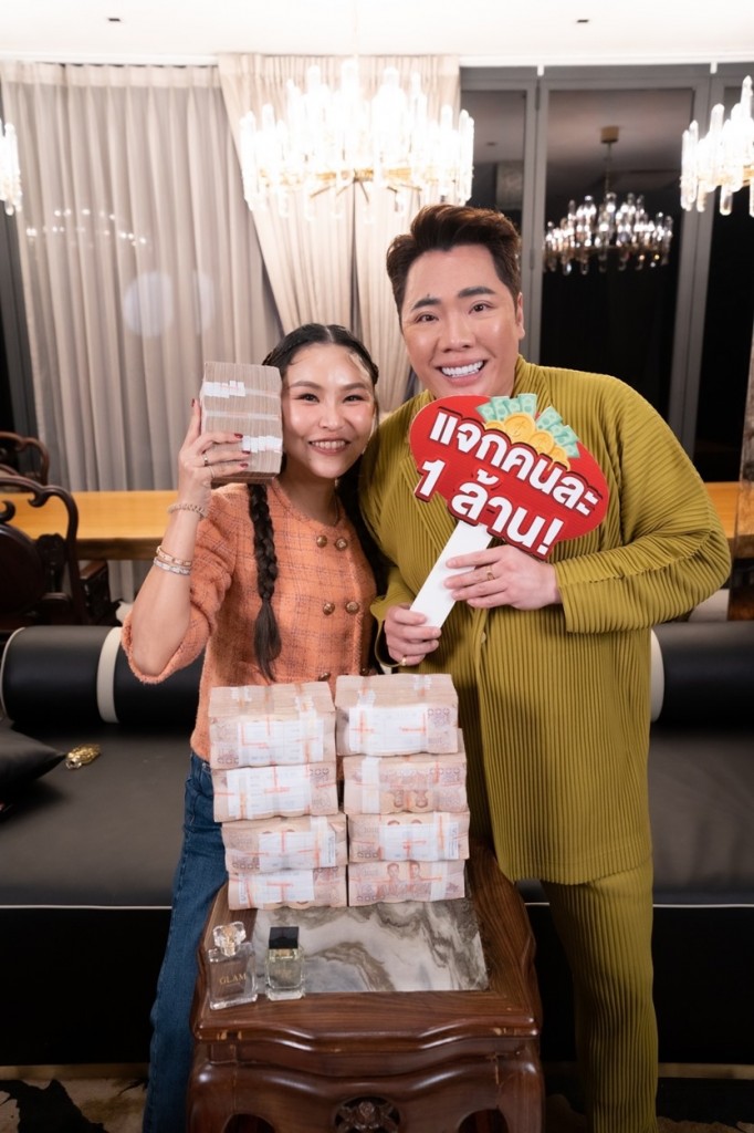 11. ทราย มาดามฟิน และ มดดำ คชาภา ชวนร่วมแคมเปญ “ซื้อร้อยลุ้นล้าน”
