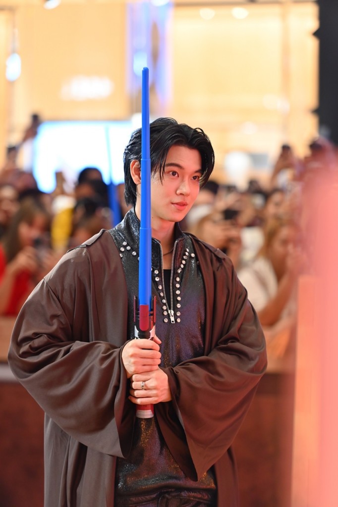 11.คู่จิ้นสุดฮอต หยิ่น-วอร์ ร่วมกิจกรรม LIGHTSABER TRAINING