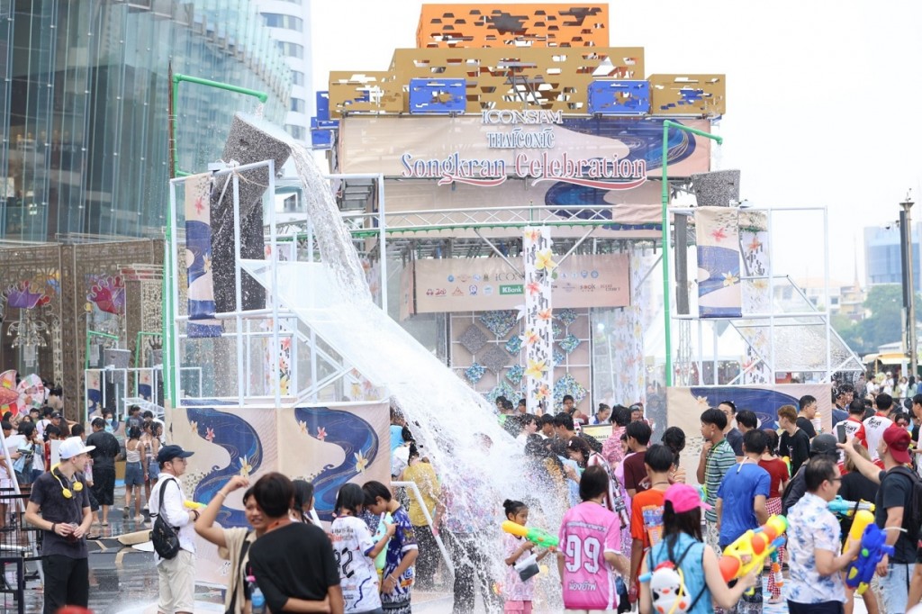 11.บรรยากาศความสนุกสนานการเล่นสาดน้ำสงกรานต์กับ Water Splash Landmark