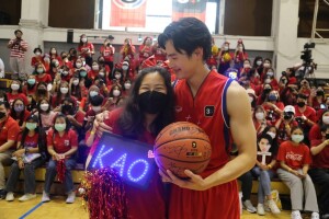 11.ประมูลลูกบาส แฟนคลับ เก้า นพเก้า   72,000 บาท