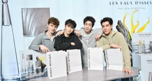 ISSEY MIYAKE จัดอีเวนต์เปิดตัวน้ำหอมคอลเลคชั่นใหม่ Les Eaux d’Issey สัมผัสน้ำหอมแนวกลิ่น Aquatic ที่ถ่ายทอดความบริสุทธิ์ของน้ำและความลึกซึ้งของมหาสมุทรในรูปแบบมินิมอล เรียบง่าย และสงบอย่างมีเสน่ห์