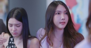 “สไปรท์ อิสรีย์” จิก-ตบ “ดีน่า แคโรไลน์” ปกป้อง “เปียโน พรญาณี”  ในซีรีส์แซฟฟิกโรแมนติกดราม่า “กัษธิษฐาน” (I’m Your Moon The Series)  สุดเอ็นดู เบื้องหน้าฟาดยับ!!! เบื้องหลัง ทั้งห่วง ทั้งขำ