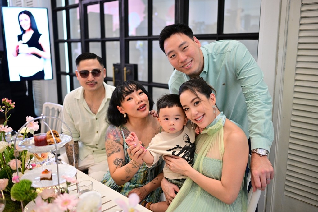 12. ดา ธนิดา ธรรมวิมล และ ครอบครัว พร้อม ด้วย แอริน และ สามี