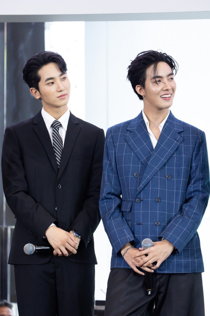 12. ฟง และ เจเจ ในงาน Press Con ซีรีส์ เพียงชลาลัย