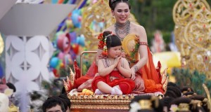 ไอคอนสยามสร้างปรากฏการณ์! คว้า “ชมพู่ อารยา” รับบทบาทนางทุงสะเทวี ควงคู่ “น้องแอบิเกล”  นำขบวนแห่สงกรานต์สุดอลังการริมเจ้าพระยา