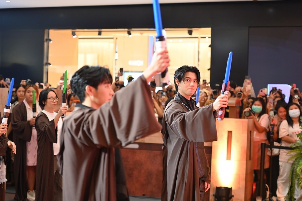 13.คู่จิ้นสุดฮอต หยิ่น-วอร์ ร่วมกิจกรรม LIGHTSABER TRAINING