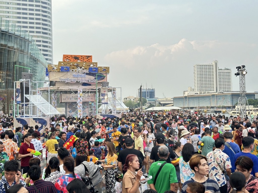 14 บรรยากาศเล่นน้ำสงกรานต์ ณ ริเวอร์ พาร์ค ไอคอนสยาม