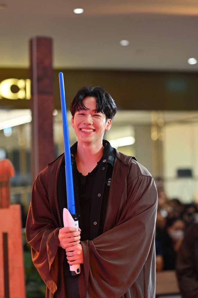 14.คู่จิ้นสุดฮอต หยิ่น-วอร์ ร่วมกิจกรรม LIGHTSABER TRAINING