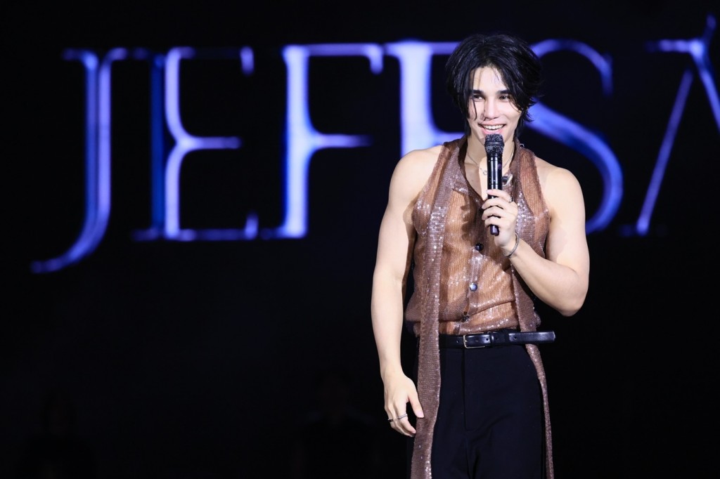 (15) ศิลปินร่วมงานคับคั่ง