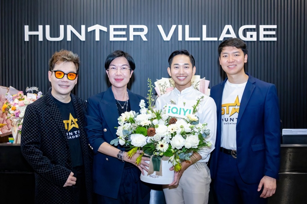 15. คุณป๊อปปี้ iQIYI ร่วมแสดงความยินดี กับ สามผู้บริหาร ครูต้า คุณโอ๋ คุณเฟิร์ส