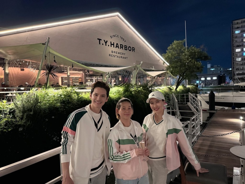 16. เต๋า และ ติ๊ก ถ่ายภาพกับแขกในงานเปิดตัวรองเท้ากอล์ฟ Adidas