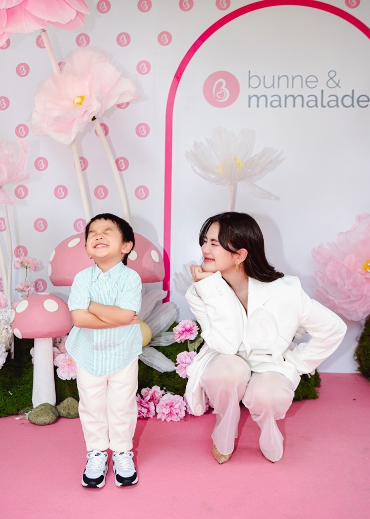 17. ก้อย รัชวิน คงมาลัย และ น้องทะเล ลูกชาย