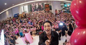 รวมพลคนรัก “เป๊ก ผลิต​โชค”… กรี๊ดกระหึ่ม ตึกแกรมมี่แตก!