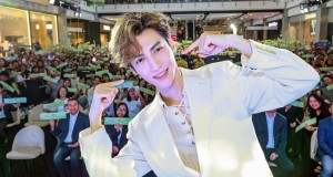 เซ็นทรัลเวิลด์แตก! แฟนคลับแห่ต้อนรับ “หลัว อวิ๋น ซี” ซุปตาร์แดนมังกร ลัดฟ้ามาไทย ในแคมเปญ Trip.com x AIS5G Most Preferred Network