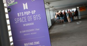 แฟนคลับวง BTS สร้างปรากฏการณ์สุดคึกคักต่อแถวเข้า  “BTS POP-UP : SPACE OF BTS” เต็มสยามดิสคัฟเวอรี่