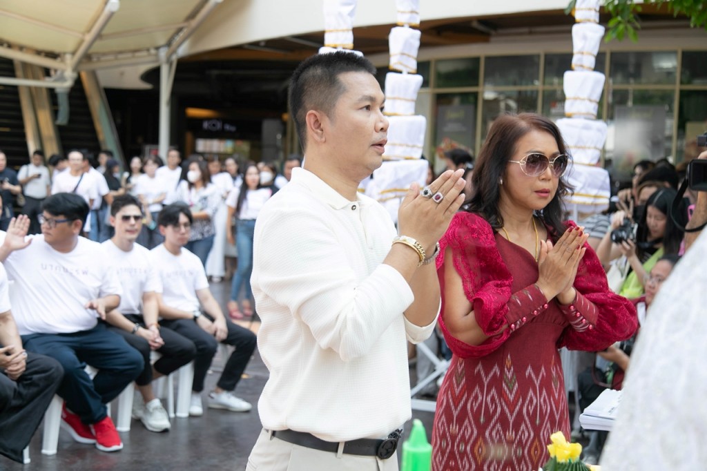 2 ผู้จัด คุณเอส-ธรรปพล และ คุณญา นิจวรี