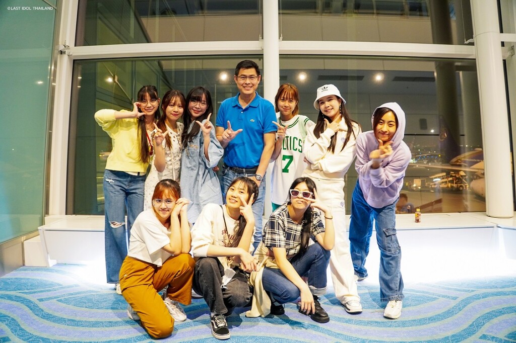 2. Last Idol Thailand_คุณวิน CEO Rabbit Moon  ร่วมถ่ายภาพกับ 9 เมมเบอร์ Last Idol Thailand