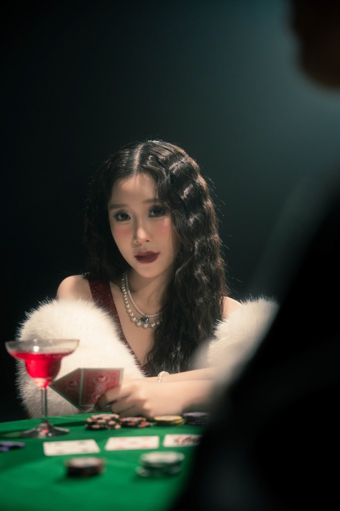 2. เบื้องหลัง MV Sicker_s Love