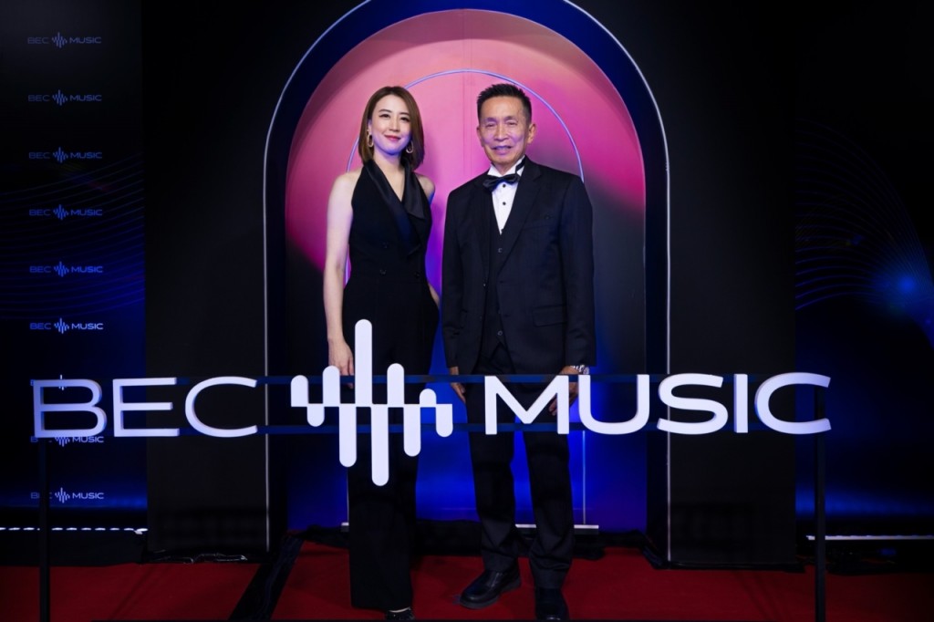 2.คุณดิว ปิ่นกมล--คุณสมรักษ์_0