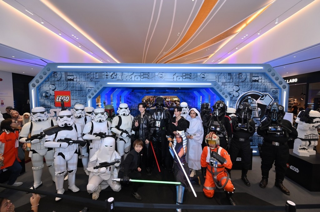 28.คู่จิ้น “หยิ่น-วอร์” ร่วมฉลอง “STAR WARS DAY” ที่สยามพารากอน