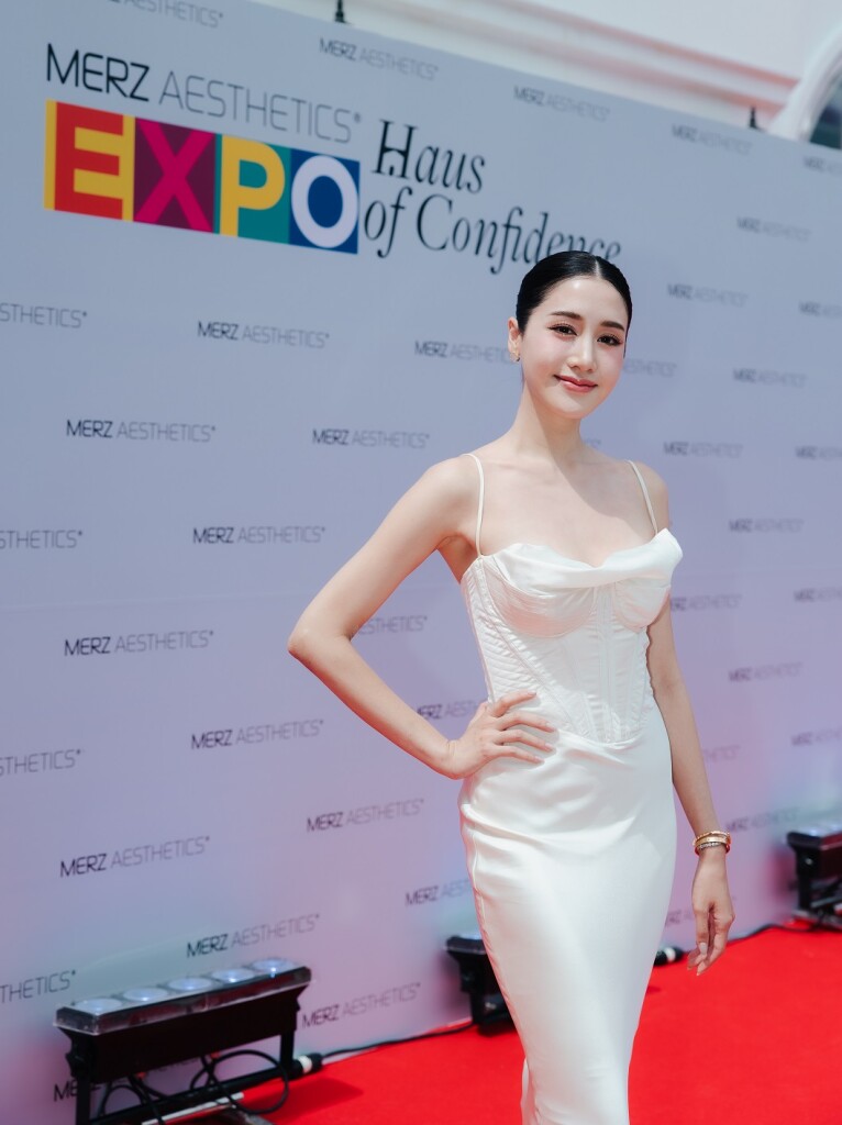 29 พิม - พิมประภา ตั้งประภาพร ร่วมเดินทางพรมแดงงาน Merz Aesthetics Expo