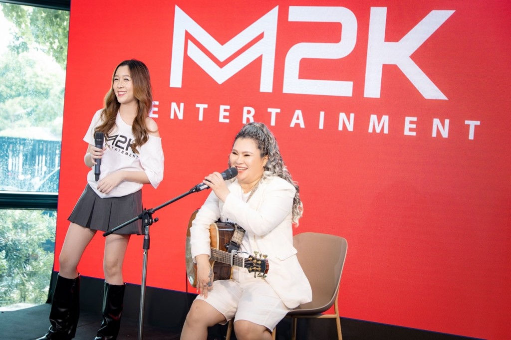 3. คิวคิว ศิลปินหญิงเดี่ยวของ M2K ร่วมโชว์กับ อิน บูโดกัน ผู้บริหารค่าย M2K