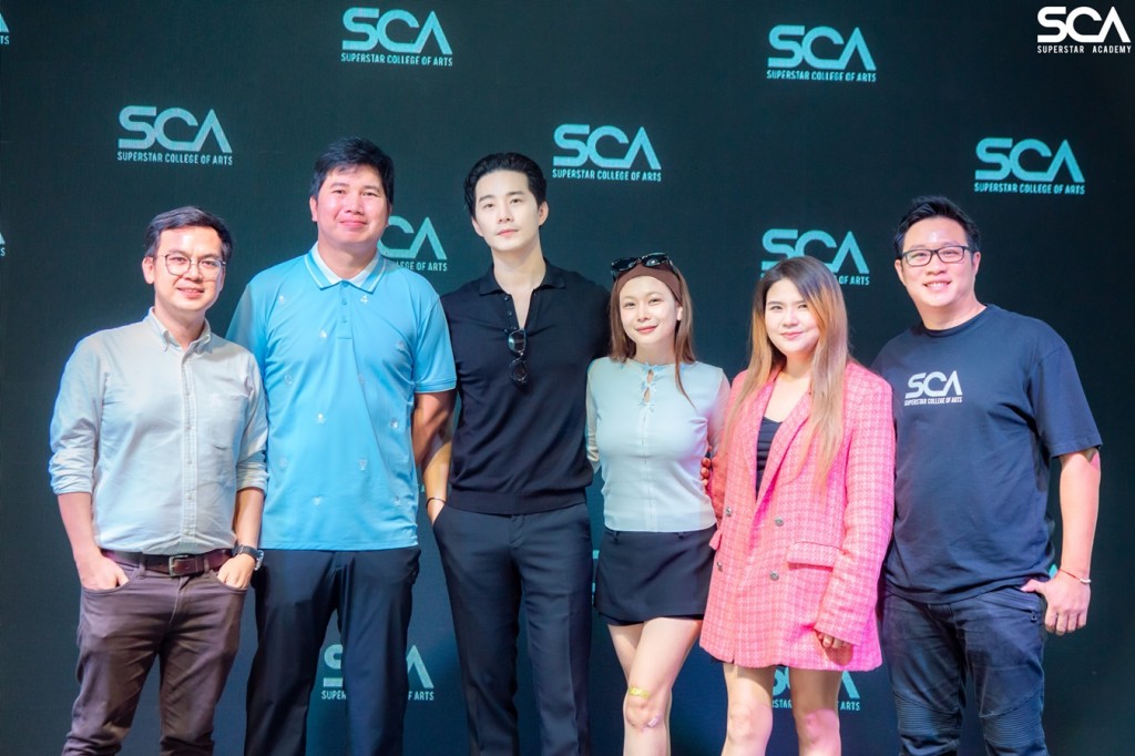 3. บี้ ร่วมถ่ายกับ คุณท็อป และ แขกผู้มีเกียรติมาร่วมงาน SCA