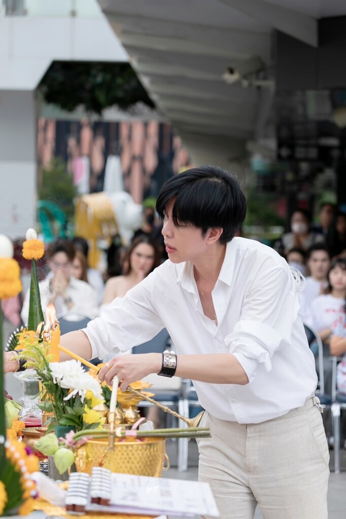 3. โอ๋ Star Hunter จุดเทียน ทำพิธีบวงสรวง 2 ซีรีส์เรื่องใหม่ เพื่อเอาฤกษ์ เอาชัย