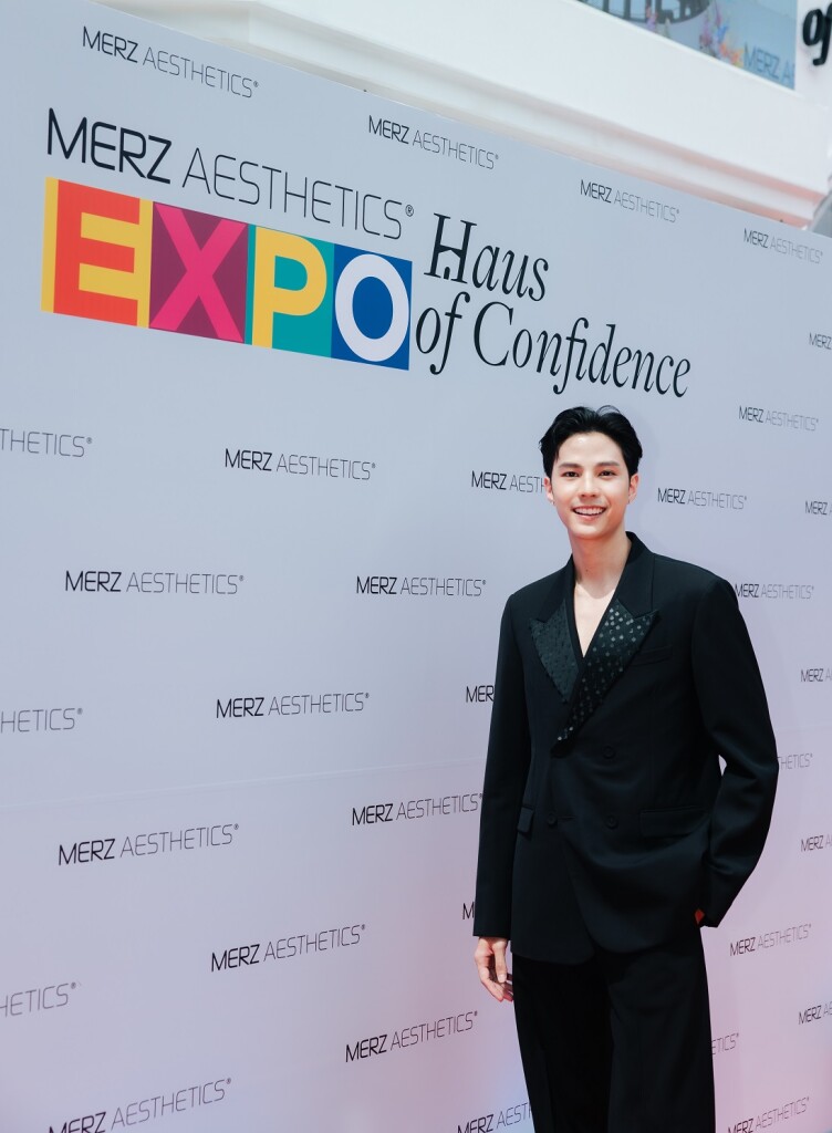 32 แบงค์ – ธิติ มหาโยธารักษ์ ร่วมเดินทางพรมแดงงาน Merz Aesthetics Expo