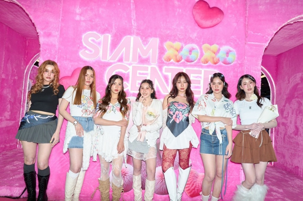 4. ศิลปินหลากหลายค่ายร่วมเดินแบบ “Siam Center x TROFI Flowe_0
