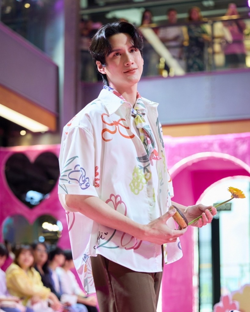 5. ศิลปินหลากหลายค่ายร่วมเดินแบบ “Siam Center x TROFI Flowe_0