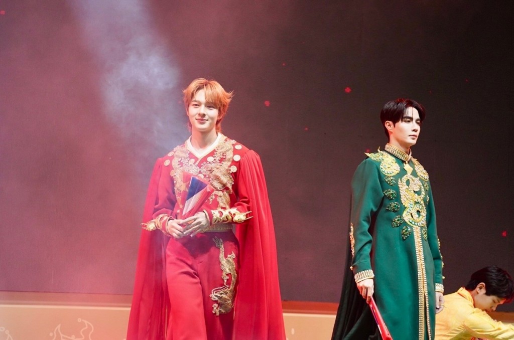 5.การแสดงพัดแดงมหามงคลสองแผ่นดินโดยซี-นุนิว