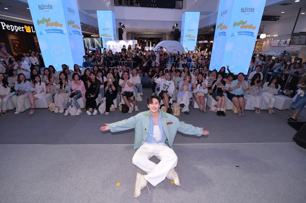 50 บุ๋น นพณัฐ ถ่ายภาพร่วมกับแฟนๆ