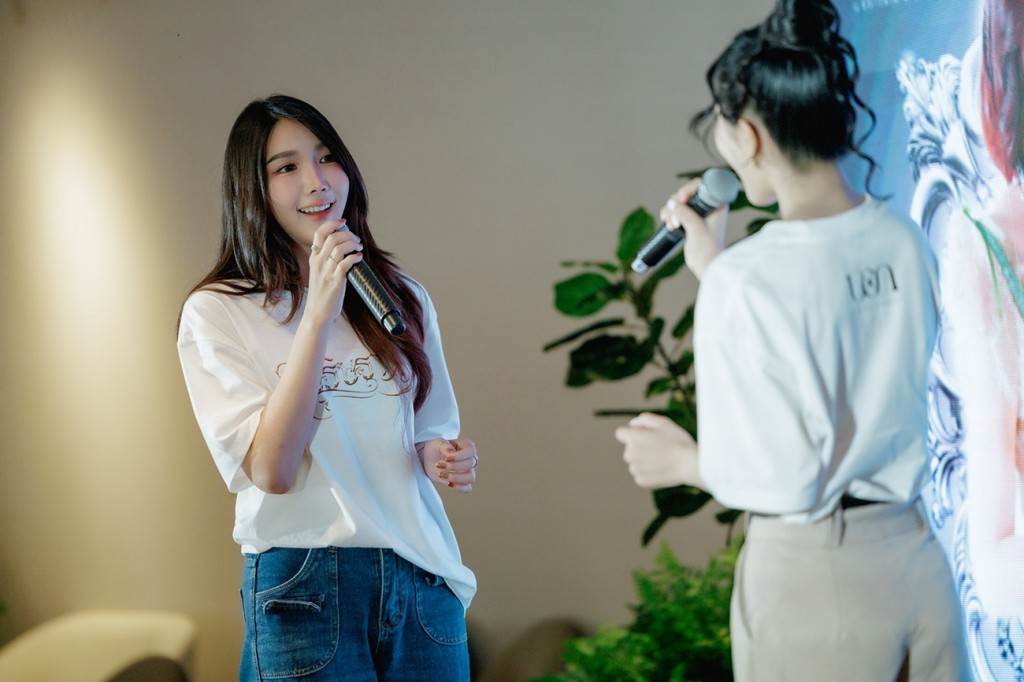 6. โชว์เพลง “Stare at the Moon” Ost. กัษธิษฐาน ของ สไปรท์ แ_0